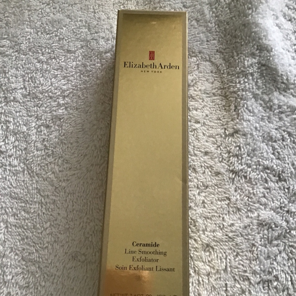 Elizabeth Arden line Smoothing Exfoliator